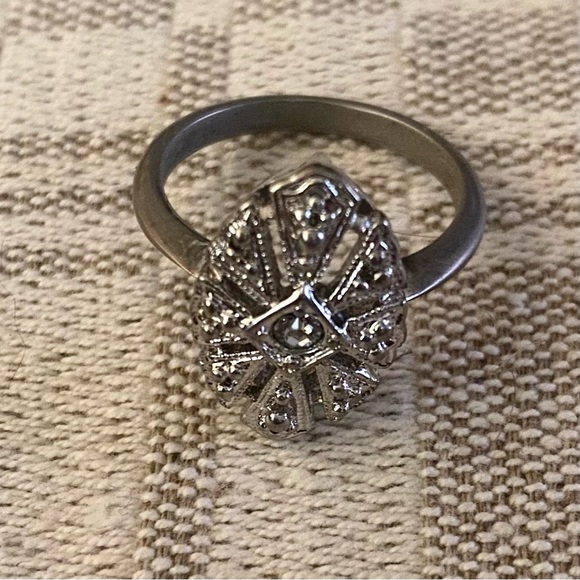 Vintage Avon Ring Fancy Silver Tone Center Rhinestone MCM Size 9 - Picture 2 of 3